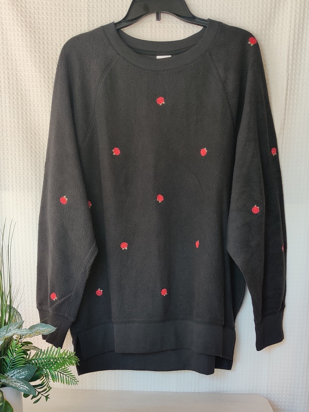 Pink by Victoria Secret Black Sweatshirt w/Red Rose Embroidery Size Medium